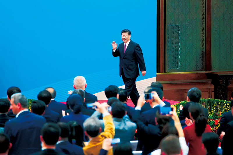 2019年4月27日，第二屆“一帶一路”國際合作高峰論壇在北京雁棲湖國際會議中心舉行圓桌峰會，國家主席習近平主持會議并致開幕辭。圓桌峰會閉幕后，習近平會見中外記者，介紹第二屆“一帶一路”國際合作高峰論壇圓桌峰會情況和主要成果。這是習近平步入記者會現場。 